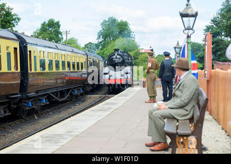 Kidderminster, Großbritannien. Juni 2019. Severn Valley Railway's 'Step Back to the 40s' beginnt diesen Sommer mit einem fabelhaften Start mit kostümierten Reenactors, die ihre Rolle bei der Bereitstellung einer authentischen Erholung von Kriegszeiten spielen, dem zweiten Weltkrieg Großbritannien. Kredit: Lee Hudson Stockfoto