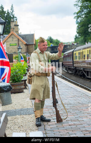 Kidderminster, Großbritannien. Juni 2019. Severn Valley Railways "Step back to the 1940s" startet dieses Wochenende zu einem fabelhaften Start mit kostümierten Re-enactors, die ihren Teil dazu spielen, eine authentische Erholung des britischen Kriegszeits zu bieten. Mann in der britischen Armee Uniform Wellen an Vintage-Zug verlassen Arley Station zu dem Klang von "We'll Meet Again". Kredit: Lee Hudson Stockfoto