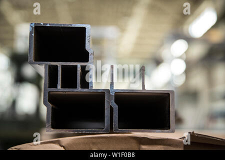 Rechteckige Metallrohre in der Werkstatt. Close Up. Stockfoto