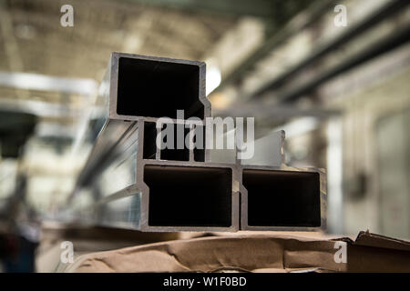 Rechteckige Metallrohre in der Werkstatt. Close Up. Stockfoto