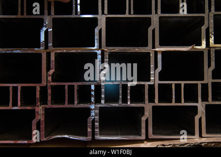 Rechteckige Metallrohre in der Werkstatt. Close Up. Stockfoto