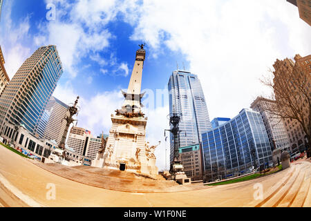 Fish-eye Bild der Soldaten und Matrosen Obelisken auf Monument Circle Straße in Indianapolis, USA Stockfoto