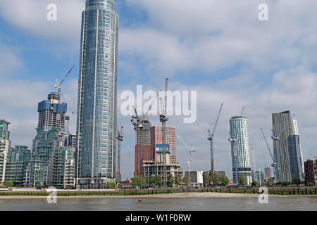 Nine Elms Regeneration - DAMAC Türme und ein Nine Elms im Süden Londons. Juni 26, 2019 Stockfoto