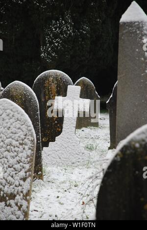 Winter Schnee auf Grabsteinen in Bier Friedhof, Devon Stockfoto