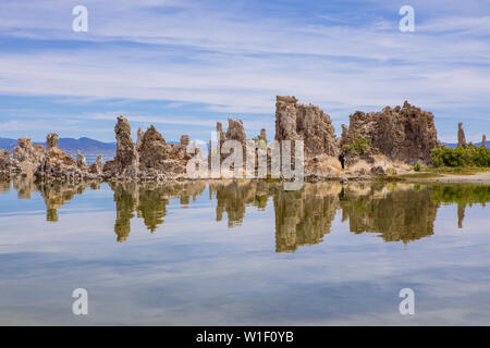 Teleansicht von Tufas im Mono Lake, Calciumcarbonat-Spitzen und Knobs, Lee Vining, Kalifornien, USA Stockfoto