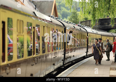 Auf der Plattform in der Arley Station während der Severn Valley Eisenbahnen 1940 Wochenende. Stockfoto