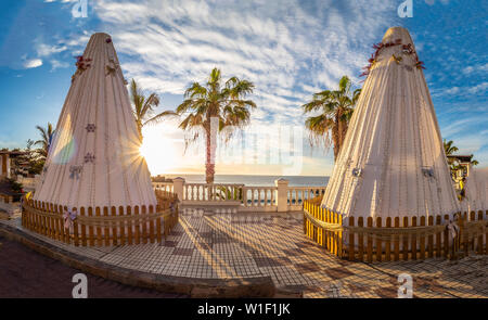 Landschaft mit Weihnachtsmarkt in Puerto de Santiago, Teneriffa, Kanaren, Spanien Stockfoto