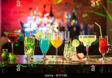 Set mit verschiedenen Cocktails auf einen Balken leuchtet Hintergrund. Stockfoto