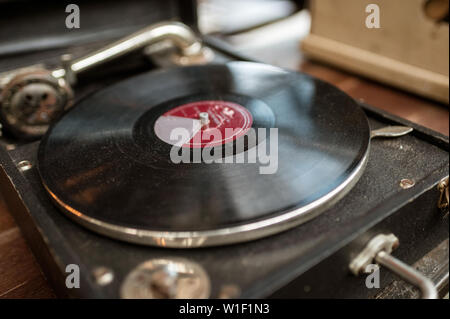 Veraltete retro Vinyl Schallplatte Spieler in der alten Box Stockfoto