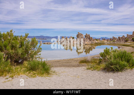 Weitwinkelansicht der Tufas in Mono Lake Beach mit Wolken am Himmel, Lee Vining, Kalifornien, USA Stockfoto