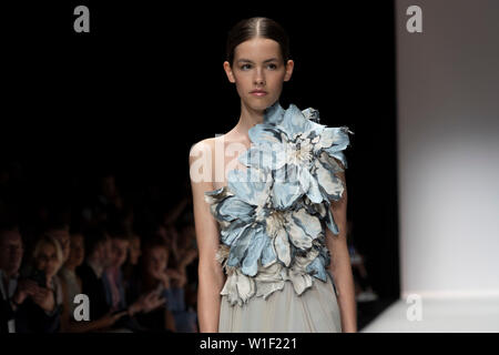 Berlin, Deutschland. 02 Juli, 2019. Ein Modell zu Fuß von Irene Luft Sammlung an MBFW Berlin. Credit: Beata Siewicz/Pacific Press/Alamy leben Nachrichten Stockfoto