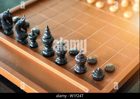 Holz- Schachbrett Spiel mit Schachfiguren Satz bereit zu spielen Stockfoto
