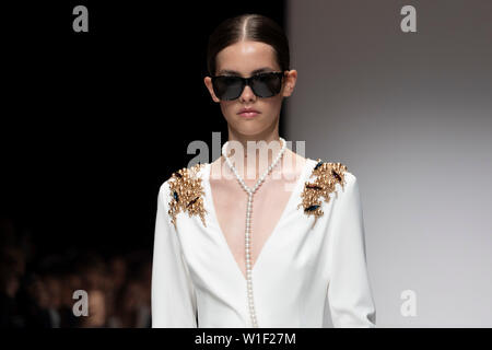 Berlin, Deutschland. 02 Juli, 2019. Ein Modell zu Fuß von Irene Luft Sammlung an MBFW Berlin. Credit: Beata Siewicz/Pacific Press/Alamy leben Nachrichten Stockfoto