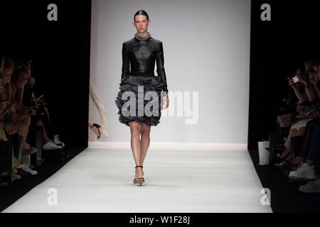 Berlin, Deutschland. 02 Juli, 2019. Ein Modell zu Fuß von Irene Luft Sammlung an MBFW Berlin. Credit: Beata Siewicz/Pacific Press/Alamy leben Nachrichten Stockfoto