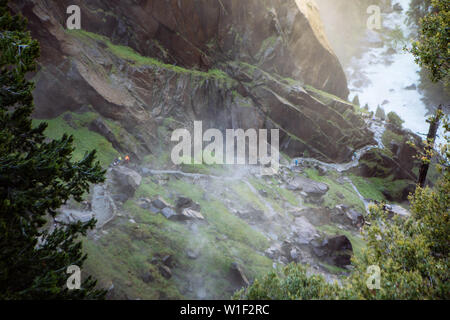 Steep Mist Trail mit Wanderern vom Gipfel in der Nähe von Nevada Fall und Merced River im Yosemite National Park, Kalifornien, USA Stockfoto