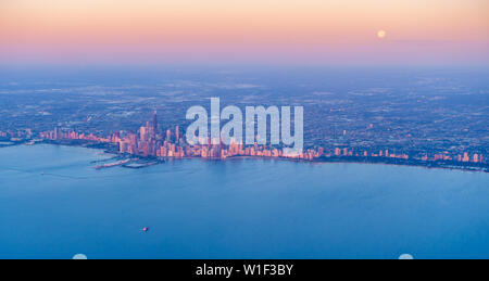 Malerische Luftaufnahme von Vollmond über Chicago Downtown bei Sonnenaufgang Stockfoto