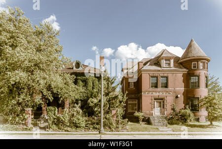 Eine der vielen Straßen in der Innenstadt von Detroit, Michigan, mit verlassenen Häusern Stockfoto