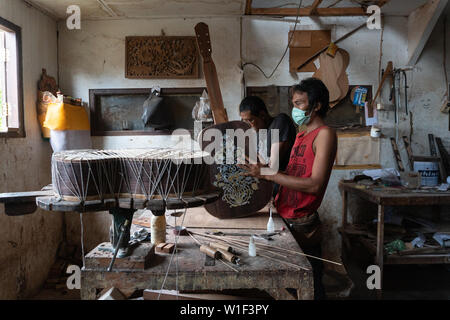 GIANYAR, Bali/Indonesien - 30. MAI 2019: eine Gitarre Handwerker ist Mess- und sicher ist es Präzision machen in einem hölzernen Gitarren Workshop im Besitz von I Wayan Tuges i Stockfoto