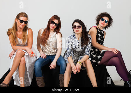 Vier schöne Frauen stellen gemeinsam im Studio Stockfoto