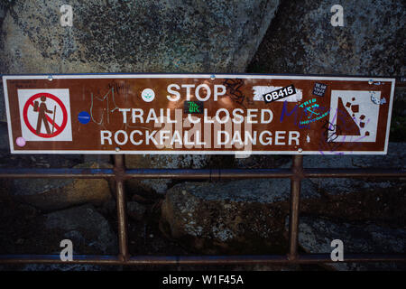 Zeichen der Steinschlaggefahr auf geschlossenen Wegen im John Muir Trail, Yosemite National Park, Kalifornien, USA Stockfoto