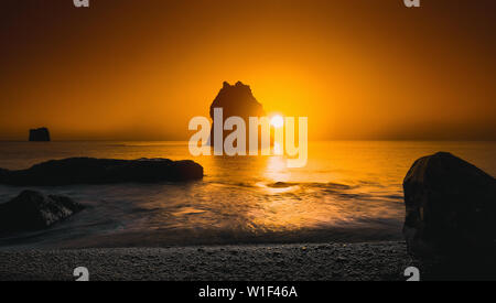 Sonnenuntergang über Felsformationen, Strand Reynisfjara, South Coast, Island Stockfoto