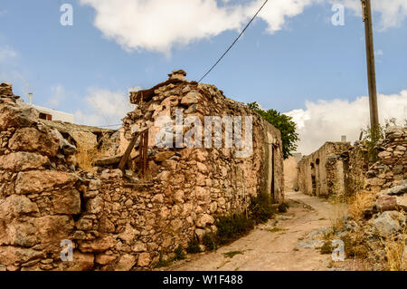 Alte verlassene Stadt. Gasse im alten griechischen Dorf. Traditionelles Gebäude. Zerstörten Haus. Insel Kreta, Griechenland Stockfoto