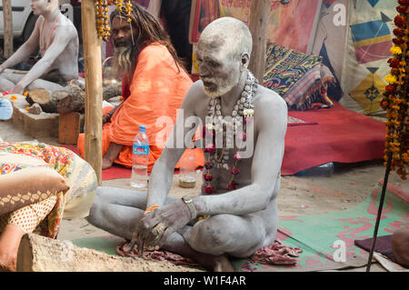 Sadhu mit weißer Asche bedeckt, nur für den redaktionellen Gebrauch, Allahabad Kumbh Mela, der weltweit größte religiöse Versammlung, Uttar Pradesh, Indien Stockfoto