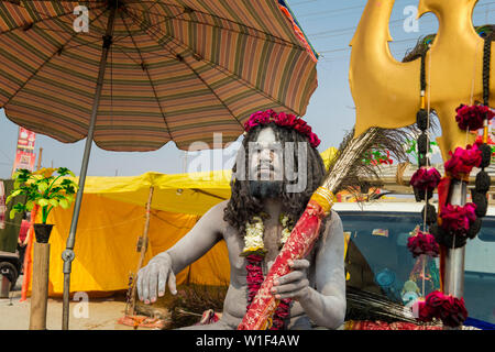 Sadhu mit weißer Asche bedeckt, nur für den redaktionellen Gebrauch, Allahabad Kumbh Mela, der weltweit größte religiöse Versammlung, Uttar Pradesh, Indien Stockfoto