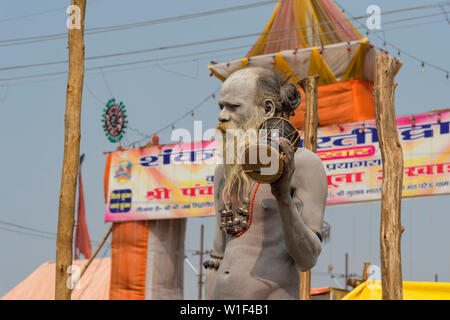 Sadhu mit weißer Asche bedeckt, nur für den redaktionellen Gebrauch, Allahabad Kumbh Mela, der weltweit größte religiöse Versammlung, Uttar Pradesh, Indien Stockfoto