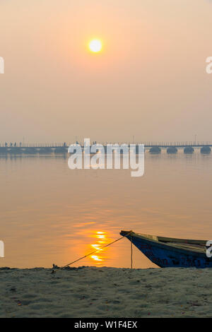 Holz- Boot auf dem Ganges bei Sonnenaufgang, Allahabad Kumbh Mela, der weltweit größte religiöse Versammlung, Uttar Pradesh, Indien Stockfoto