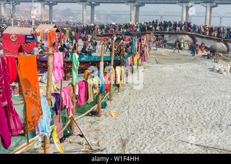 Pilger überqueren des Ganges auf einen temporären Pontoon Bridge, Allahabad Kumbh Mela, der weltweit größte religiöse Versammlung, Uttar Pradesh, Indien Stockfoto