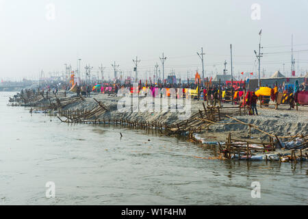 Pilger überqueren des Ganges auf einen temporären Pontoon Bridge, Allahabad Kumbh Mela, der weltweit größte religiöse Versammlung, Uttar Pradesh, Indien Stockfoto