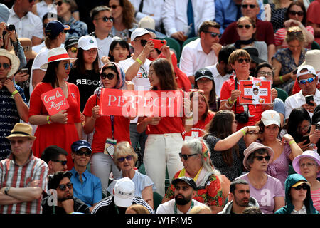 Roger Federer Fans zeigen ihre Unterstützung während seinem Match gegen Lloyd Harris an Tag zwei der Wimbledon Championships in der All England Lawn Tennis und Croquet Club, Wimbledon. Stockfoto