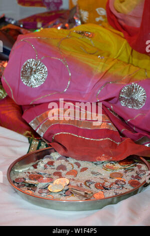 Spende Schüssel im Tempel der Hijra Gemeinschaft Gruppe, Allahabad Kumbh Mela, der weltweit größte religiöse Versammlung, Uttar Pradesh, Indien Stockfoto