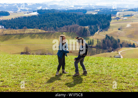 Kinder in der Natur, Felder im Herbst Stockfoto