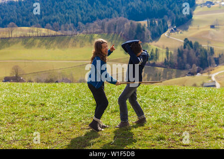 Kinder in der Natur, Felder im Herbst Stockfoto