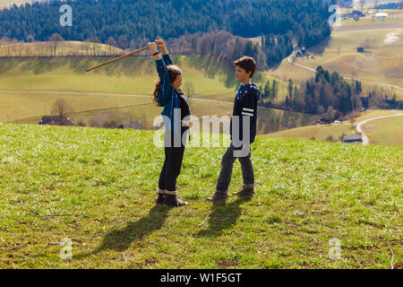 Kinder in der Natur, Felder im Herbst Stockfoto