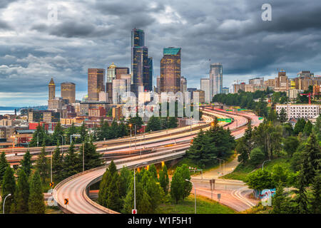 Seattle, Washington, USA Downtown Skyline der Stadt über Autobahnen in der Abenddämmerung. Stockfoto