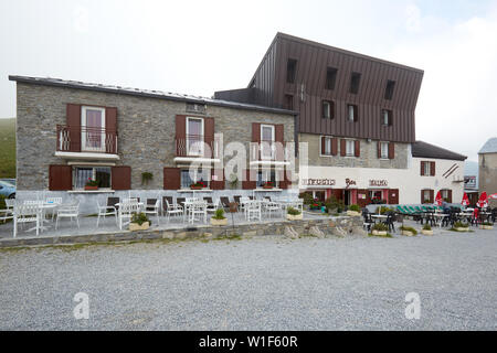 PRATO NEVOSO, Italien - 14 AUGUST 2016: Balma Hütte Café mit Tischen und Stühlen in einem Sommertag in Prato Nevoso, Italien. Stockfoto