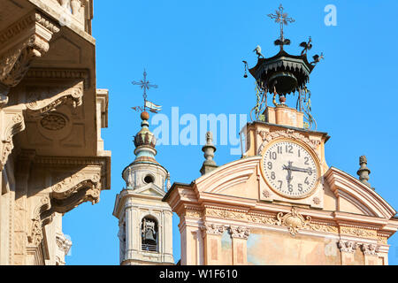 St. Peter und Paul Kirche und Glockenturm mit Automat in einem Sommertag, klare blaue Himmel in Mondovi, Italien. Stockfoto