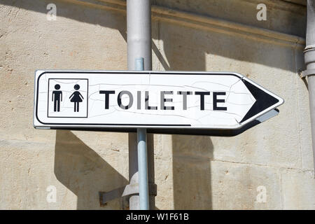 Toilette schwarz und weiß altes Schild an einem sonnigen Tag in Frankreich Stockfoto
