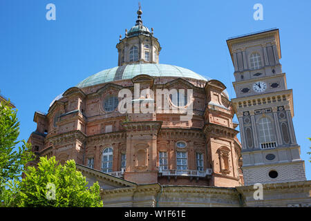 Wallfahrtskirche von Vicoforte Kirche, rote Ziegel Architektur und Glockenturm in einem sonnigen Sommertag in Piemont, Italien Stockfoto