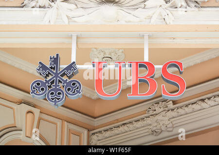 MONTE CARLO, MONACO - 19. AUGUST 2016: UBS Bank unterzeichnen auf alten Gebäude in Monte Carlo, Monaco. Stockfoto