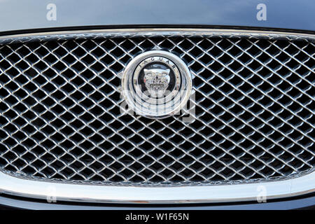 MONTE CARLO, MONACO - 19. AUGUST 2016: Jaguar Luxury Car Silver Logo in einem Sommertag in Monte Carlo, Monaco. Stockfoto