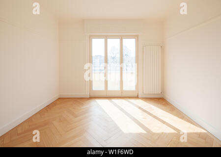 Zimmer mit großen Fenstern Stockfoto