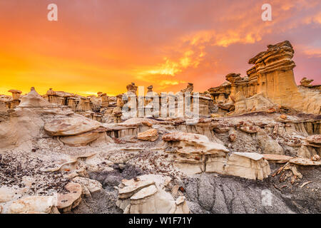 / Bisti De-Na-Zin Wilderness, New Mexico, USA im Tal der Träume nach Sonnenuntergang. Stockfoto