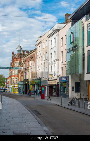 Exeter City High St mit der Guildhall Einkaufszentrum in Devon, England, UK. Stockfoto