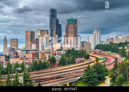 Seattle, Washington, USA Downtown Skyline der Stadt über Autobahnen in der Abenddämmerung. Stockfoto