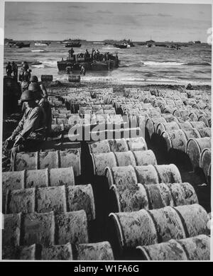 Hunderte von Fässer mit Benzin, Rollen auf dem Sand von Luzon von Coast Guard - Bemannte Landing Craft grafisch erklären, warum der Autofahrer Gas Lebensmittelkarten tragen und warum gelegentlich die Kraftstoffpumpen trocken laufen.; Allgemeine Hinweise: Verwenden Sie Krieg und Konflikt Nummer 857 bei der Bestellung eine Reproduktion oder Anforderung von Informationen zu diesem Bild. Stockfoto