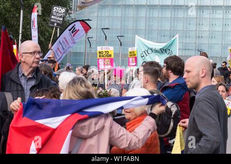 Demonstranten sammeln an der Kathedrale, Manchester, heute gegen den Besuch der UK durch US-Präsident Donald Trump zu protestieren. Präsident Trumpf kamen in Großbritannien heute zu seinem ersten Staatsbesuch in Großbritannien. Der Präsident wird in Großbritannien für zwei Tage Aufenthalt bis zum 5. Juni. Größere Proteste sind in London morgen erwartet. Stockfoto